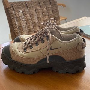 Nike Lahar Low Womens Sneakers Tan